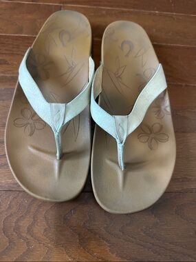 OluKai off white Leather Thong Sandals